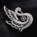Eleganter Schwan-Brosche in Silber mit Zirkonia-Mikropavé und Cut-out-Flügeln - Schwan-Stil (1)