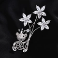 Broche ours en argent avec couronne en zircon et monture florale sur velours noir - Forme d'Ours à Couronne (3)