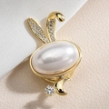 Spilla a forma di coniglio dorato con perla grande e accenti di zirconi scintillanti - Stile Coniglio Oro / Oro