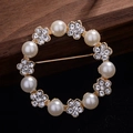 Élégante broche couronne florale avec perles blanches et cristaux étincelants dorés - Couronne de Perles Vintage Dorée