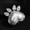Katzenpfoten-Magnetbrosche mit Herzperle und Zirkonia auf schwarzer Seide präsentiert - Silber