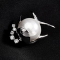 Elegante broche de pez con gran perla blanca y acentos de circón brillante en color plata - Plateado