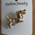 Élégante broche chien en or avec perles et strass sur une carte de présentation - Forme de Chien Doré