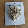 Broche florale dorée ornée de strass scintillants et de perles blanches élégantes - Double Fleur Raisin Doré