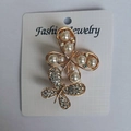 Élégante broche papillon dorée avec perles blanches et strass brillants incrustés sur métal - Double Papillon Délicat Doré