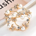 Broche couronne florale dorée élégante avec perles blanches et strass en cristal brillants - Cercle Couronne Vintage Doré