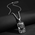 Detailansicht des silbernen Gothic-Punk-Anhängers mit Skeletthand und Rose - Geisterklaue Namensschild (4743259330135)