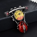 Broche vintage avec cabochon portrait et détail de coccinelle rouge sur cuir noir - 4-Horloge