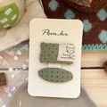 Detail süßer grüner Punkte-Haarspangen aus Stoff mit handgemachtem Katzenetikett auf Holz - 2-Teiliges Set (NK2790) / Grüne Punkte Katze Haarnadel