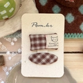 Detailansicht von zwei handgefertigten braunen karierten Haarspangen mit Katzen-Patch auf Holz - 2-Teiliges Set (NK2790) / Kaffee Karomuster Katze Haarnadel