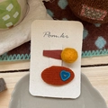 Détails des barrettes pour enfants avec pompons et cœurs en tissu sur carte - Pince Pompon Coeur Rouge