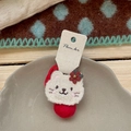 Detail eines handgemachten Plüschkatzen-Haargummis mit roter Blume und weichem Pompon - Rot Katze Bommel Haargummi