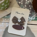 Détail d'un lot de barrettes à cheveux en dentelle marron et tissu élégant - Barrettes Noeud et Perle Ovale