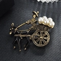 Broche vintage dorée avec âne en émail noir et calèche ornée de perles douces - 16 Voitures