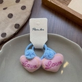 Détail de chouchous en peluche rose en forme de cœur avec broderie Love et élastique - Élastique Cœur Rose