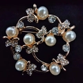 Eleganter goldener Kranz-Brosche mit weißen Perlen und funkelnden Kristall-Schmetterlingen - Kreis