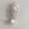 Elegant feather brooch in silver finish with pavé cubic zirconia and a white pearl - Golden Feather