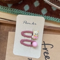 Detalle de pinzas para el pelo de oso de punto rosa en bandeja de madera rústica - Rosa