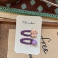 Lindas pinzas para el cabello de tela morada con caniche beige y cuenta brillante - Morado