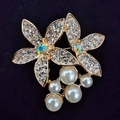 Elegant gold double flower brooch with glittering crystals and white pearls - Grapes