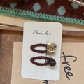 Détail de barrettes à cheveux en tricot marron avec chiot de dessin animé et perles décoratives - Marron