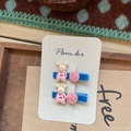 Detalle de pinzas para el pelo de terciopelo azul con pompones rosas y dijes de conejo - Conejito Rosa