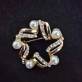 Golden star-shaped brooch with five white pearls and sparkling zircon accents - Pearl