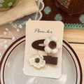 Set di fermagli per capelli con fiore di peluche crema e nastro marrone su carta - Fiore Bianco + Fiore