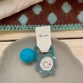 Handgefertigte hellblaue Bommel und graue Strickblume Haarklammer für Mädchen mit Gummiband - Grün Blume Bommel Haargummi