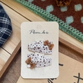 Dettaglio di fermagli per capelli in tessuto retrò a pois marroni con fiocchi di raso - Clip Capelli Fantasia Crema Macchiata