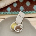 Niedliches Haargummi im Korea-Stil mit beigem Band, gelbem Bommel und Gänseblümchen - Braunes Herz Pompon Haargummi