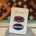 Dettaglio di fermagli per capelli fatti a mano con pizzo blu e perline su cartoncino - Oval Plaid Bow Hair Clip