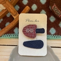Dettaglio del fermaglio a fungo fatto a mano e barretta in tessuto blu su carta - Fermaglio Fungo Plaid e Goccia