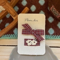 Gros plan sur les barrettes à cheveux à carreaux rouges et fleur au crochet fait main - Barrette à Nœud Rouge et Carré