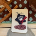 Détail d'une pince à cheveux à carreaux faite main avec broderie ours et étoile en tissu - Barrette Ours Étoile Bleue