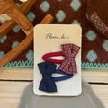 Vue détaillée de barrettes à carreaux rouges et bleus sur une carte, style rétro doux - Barrette à Nœud Écossais