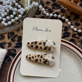 Detalle de pinzas de leopardo con lazos de encaje blanco y perlas en tarjeta expositora - Estilo de Lazo de Leopardo Amarillo