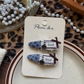 Detalle de horquillas retro azules con corazón, encaje y lazo en tarjeta de cartón - Estilo de Botón de Leopardo Azul