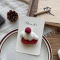 Dettaglio di fermaglio per capelli a cupcake fatto a mano con tessuto a nido d'ape - Fermaglio Torta / Rosso