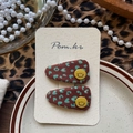 Detalle de clips BB con estampado de leopardo y botones de carita sonriente en tarjeta - Estilo de Cara Sonriente de Leopardo Café