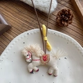 Dettaglio della collana fatta a mano a forma di cavallo di peluche con ricami rossi - Collana Pony Riccio