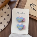 Zwei blaue Herz-Haarclips aus Stoff mit gelber Stickerei und rosa Pompon-Details - Blau Herz Entenschnabel-Clip