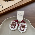 Detalle de pinzas de pelo hechas a mano a cuadros rojos con encaje y botones de madera retro - Un Par / Coletero con Botón de Encaje Rojo