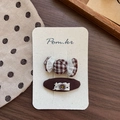 Dettaglio di fermagli per capelli vintage fatti a mano in tessuto marrone con pizzo - Stile Caramella a Quadri