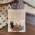 Vista piatta di elastici per capelli a forma di stella in morbido peluche in toni caffè - Stile Stella di Peluche