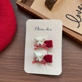 Dettaglio di due fermagli per capelli in tessuto rosso con orsetti e fiocchi - Orso con fiocco