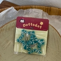 Dettaglio di fermagli a stella in peluche con motivo blu e bianco su piatto in ceramica - Blu