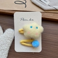 Détail de la barrette étoile en peluche jaune et du pompon bleu sur une carte - Barrette Pompon Étoile