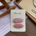 Détail du nœud rose à paillettes et barrettes en velours avec perles sur support - Style Perle à Paillettes Ovale