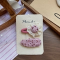 Détail d'un lot de barrettes roses avec fleur en dentelle et paillettes sur carte déco - Style Bourgeon à Paillettes